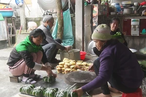 Các hộ làm bánh chưng làng Đầm đang hoàn thiện các công đoạn gói bánh.