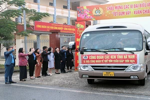 Lãnh đạo Liên đoàn Lao động tỉnh Hà Nam động viên công nhân, người lao động ở xa về quê đón Tết.