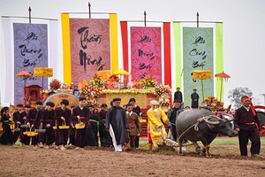 Hình ảnh một cụ cao niên của địa phương hóa thân thành vua Lê Đại Hành bắt đầu nghi trình Tịch điền tại lễ hội.