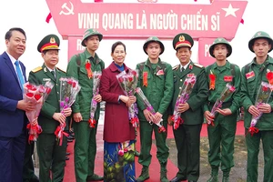 Đồng chí Bí thư Tỉnh ủy Hà Nam tặng hoa, động viên các thanh niên lên đường nhập ngũ.