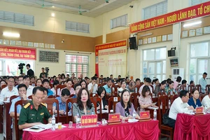 Các đại biểu Quốc hội tỉnh tiếp xúc cử tri tại huyện Lý Nhân.