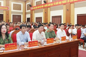 Đoàn Đại biểu Quốc hội tỉnh Hà Nam tiếp xúc cử tri trước kỳ họp.