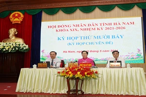 Các đồng chí Thường trực Hội đồng nhân dân tỉnh Hà Nam chủ tọa, điều hành kỳ họp.