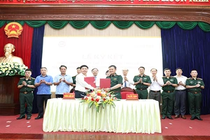 Chủ tịch Ủy ban nhân dân tỉnh Hà Nam và Chủ tịch tập đoàn Viettel ký kết thỏa thuận hợp tác.