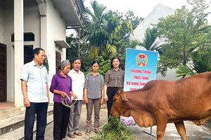 Hội Nông dân xã Mộc Bắc, thị xã Duy Tiên, tỉnh Hà Nam trao tặng bò sinh sản cho gia đình hội viên nghèo.