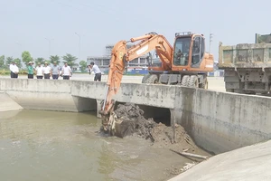 Đồng chí Bí thư Tỉnh ủy Hà Nam chỉ đạo các đơn vị chức năng khẩn trương khơi thông cho kênh tiêu T4 Khu công nghiệp Thái Hà trước khi cơn bão số 3 đổ bộ gây mưa lớn trong đất liền.