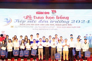 Các đồng chí lãnh đạo tỉnh Hà Nam và nhà tài trợ trao học bổng "Tiếp sức đến trường" cho các tân sinh viên tại chương trình.