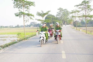 Công an xã và lực lượng tham gia bảo vệ an ninh trật tự ở cơ sở xã Liêm Túc, huyện Thanh Liêm tuần tra, bảo đảm an ninh trật tự trên địa bàn.