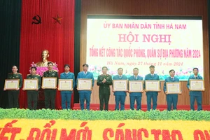 Các tập thể nhận Bằng khen của Chủ tịch Ủy ban nhân dân tỉnh.