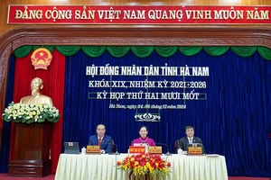 Các đồng chí Thường trực Hội đồng nhân dân tỉnh Hà Nam chủ tọa điều hành Kỳ họp.