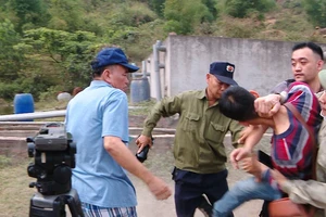Cán bộ và nhân viên Nhà máy giấy Thuận Phát đang hành hung, cản trở phóng viên Báo Nông thôn ngày nay (Báo điện tử Dân Việt) khi tác nghiệp.