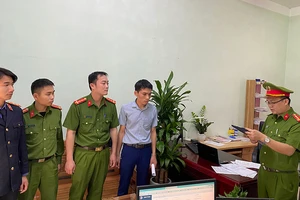 Cơ quan Công an huyện Kim Bôi đọc lệnh bắt tạm giam Bùi Sở Tự.