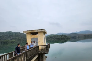 Lãnh đạo Công ty TNHH một thành viên khai thác công trình thủy lợi kiểm tra công tác điều tiết nước tại hồ Đầm Bài, thành phố Hòa Bình.