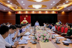Chủ tịch Ủy ban nhân dân tỉnh Hòa Bình Bùi Văn Khánh (giữa) chủ trì cuộc họp kế hoạch diễn tập Phòng thủ dân sự ứng phó thảm họa, thiên tai, động đất ảnh hưởng đến đập, hồ thủy điện Hòa Bình năm 2023.