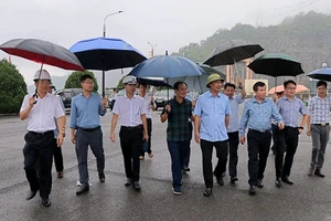 Thứ trưởng Lê Đình Thọ (đội mũ cối) cùng đoàn công tác kiểm tra phòng chống thiên tai tại khu vực đập Thủy điện Hòa Bình.