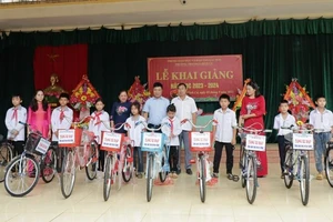 Đại diện các tổ chức trao xe đạp cho các em có hoàn cảnh khó khăn tại Lễ khai giải năm học mới 2023-2024.