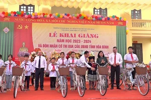 Đồng chí Bùi Thị Minh Hoài cùng lãnh đạo tỉnh Hòa Bình tặng xe đạp cho học sinh tại buổi Lễ khai giảng năm học mới.