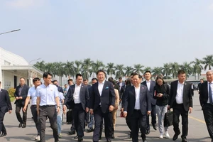 Bí thư Tỉnh ủy Hòa Bình Nguyễn Phi Long (phải) và Tổng thống Mông cổ Ukhnaagiin Khurelsukh (trái) cùng đoàn công tác tại khu công nghiệp Lương Sơn.