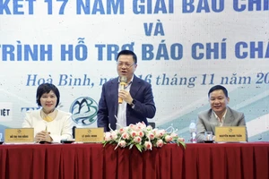 Đồng chí Lê Quốc Minh, Ủy viên Trung ương Đảng, Tổng Biên tập Báo Nhân Dân, Phó trưởng Ban Tuyên giáo Trung ương, Chủ tịch Hội Nhà báo Việt Nam (giữa) chủ trì hội nghị.