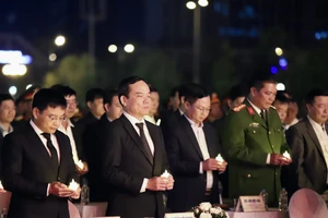Phó Thủ tướng Trần Lưu Quang cùng các đại biểu dành một phút tưởng niệm các nạn nhân tai nạn giao thông.