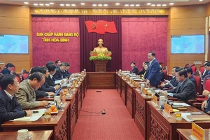 Đồng chí Nguyễn Phi Long, Bí thư Tỉnh ủy Hòa Bình phát biểu tại buổi làm việc.