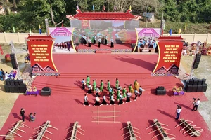 Lễ đón nhận chứng nhận Di sản văn hóa phi vật thể Quốc gia Keng Loóng và Lễ hội “Xên Mường”, tại huyện Mai Châu, Hòa Bình.