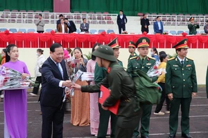 Bí thư Tỉnh ủy Hòa Bình Nguyễn Phi Long tặng hoa cho các tân binh trước khi lên đường nhập ngũ.