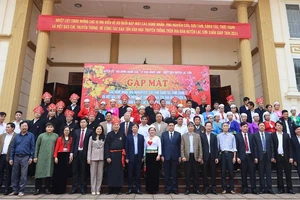 Các nghệ nhân, nhà nghiên cứu, sưu tầm, sáng tác chụp ảnh lưu niệm cùng lãnh đạo Sở Văn Hóa-Thể thao và Du lịch cùng lãnh đạo huyện Lạc Sơn.
