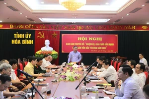 Bí thư Tỉnh ủy Hòa Bình Nguyễn Phi Long phát biểu chỉ đạo hội nghị.