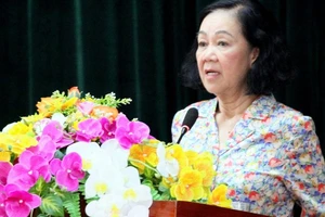 Đồng chí Trương Thị Mai phát biểu trước cử tri huyện Đà Bắc, tỉnh Hòa Bình.