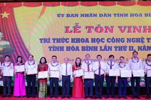Lãnh đạo tỉnh Hòa Bình tặng Bằng khen của Ủy ban nhân dân tỉnh cho các trí thức khoa học công nghệ tiêu biểu tỉnh Hòa Bình lần thứ II năm 2024.