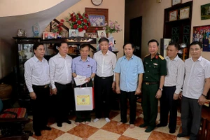 Bí thư Tỉnh ủy Hòa Bình Nguyễn Phi Long (thứ 2 từ trái sang) và lãnh đạo tỉnh Hòa Bình tặng quà gia đình người có công với cách mạng.