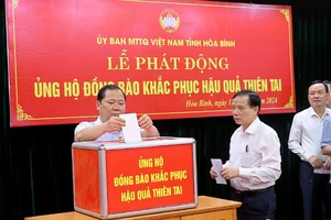 Lãnh đạo tỉnh Hòa Bình ủng hộ đồng bào các tỉnh phía bắc khắc phục hậu quả do cơn bão số 3 gây ra.