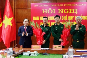 Trung tướng Nguyễn Quang Ngọc, Tư lệnh Quân khu 3 (phải) và đồng chí Nguyễn Phi Long, Bí thư Tỉnh ủy Hòa Bình (trái) tỉnh tặng hoa chúc mừng các đồng chí Đinh Đình Trường (thứ 2 từ trái sang) và Trịnh Đức Thiêm (thứ 2 từ phải sang) nhận nhiệm vụ mới.