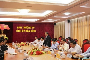 Bí thư Tỉnh ủy Hòa Bình Nguyễn Phi Long (đứng) phát biểu tại buổi làm việc.