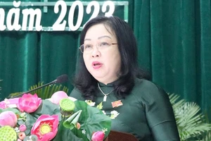Đồng chí Cao Thị Hòa An, Phó Bí thư Thường trực Tỉnh ủy, Chủ tịch HĐND tỉnh Phú Yên phát biểu tại kỳ họp