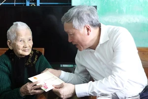 Đồng chí Nguyễn Hòa Bình thăm, tặng quà Mẹ Việt Nam Anh hùng Đỗ Thị Phưởng ở thành phố Tuy Hòa.