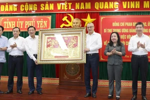 Đồng chí Phan Đình Trạc, Ủy viên Bộ Chính trị, Bí Thư Trung ương Đảng, Trưởng Ban Nội chính Trung ương tặng quà lưu niệm cho Thường trực Tỉnh ủy Phú Yên.
