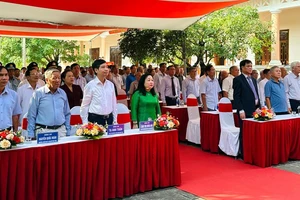 Các đại biểu dự lễ chào cờ tại Lễ dâng hương đồng chí Trần Phú.
