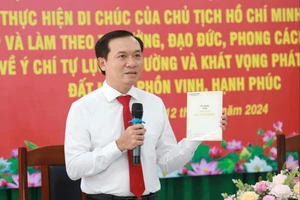 Đồng chí Bùi Thanh Toàn, Trưởng Ban Tuyên giáo Tỉnh ủy Phú Yên phát biểu tại Hội thảo.