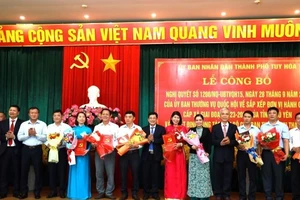 Thành ủy Tuy Hòa công bố, trao các Quyết định về việc thành lập Đảng bộ các Phường trong diện sắp xếp. 