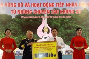 Anh hùng Lực lượng vũ trang nhân dân Hồ Đắc Thạnh, thuyền trưởng của 12 chuyến tàu Không số trao tặng kỷ vật đường Hồ Chí Minh trên biển cho Bảo tàng Phú Yên.