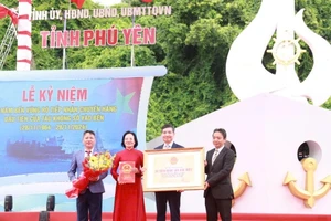 Đại diện lãnh đạo Bộ Văn hóa, Thể thao và Du lịch trao Bằng Di tích quốc gia đặc biệt Đường Hồ Chí Minh trên biển cho tỉnh Phú Yên.