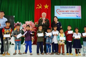 Các đại biểu trao quà cho 10 em học sinh có hoàn cảnh khó khăn xã vùng cao Phú Mở, huyện Đồng Xuân, Phú Yên.