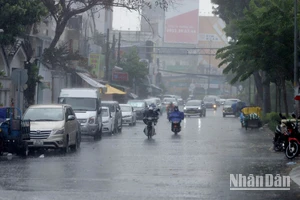 Trưa 7/5, cơn mưa lớn đột ngột xuất hiện tại nhiều quận, huyện ở Thành phố Hồ Chí Minh.