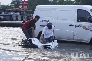 16 giờ chiều ,nước triều cường đạt đỉnh gây ngập nửa bánh xe và kéo dài suốt khung giờ tan tầm khiến xe cộ đi lại khó khăn . Nhiều người dân bì bõm lội nước, dắt xe đi bộ về nhà do xe chết máy.