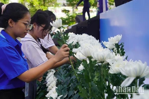 Đông đảo các em học sinh, sinh viên các trường cắm hoa tưởng niệm nạn nhân bị tai nạn giao thông.