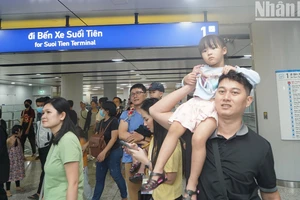 [Ảnh] Đông đảo người dân Thành phố Hồ Chí Minh háo hức xếp hàng để trải nghiệm metro số 1 ngày đầu vận hành