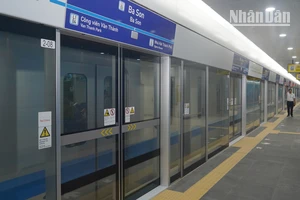 Trong ngày đầu đi vào hoạt động, tuyến metro số 1 Thành phố Hồ Chí Minh (Bến Thành-Suối Tiên) đón 150.000 lượt hành khách