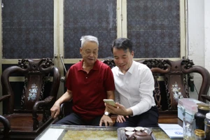Tổng Giám đốc Bảo hiểm xã hội Việt Nam Nguyễn Thế Mạnh thăm hỏi tại nhà ông Nguyễn Hữu (Hà Đông, thành phố Hà Nội) nhận lương hưu qua thẻ ATM ngay đầu giờ chiều 1/7.